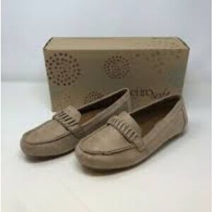 Euro Soft MacsireWomen's Tan Loafers. Size 7 1/2 Medium.Such a comfortable shoe!